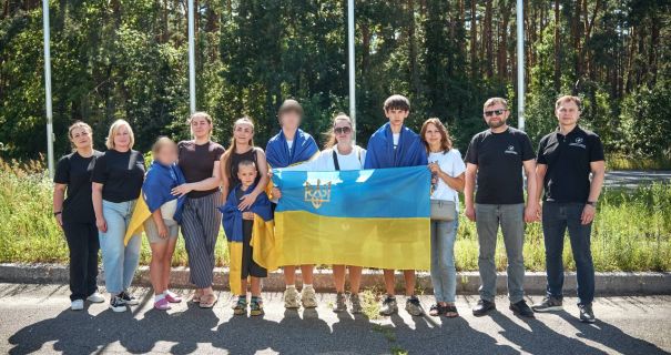 Українських дітей, повернутих з окупації, зустрічають з прапором України