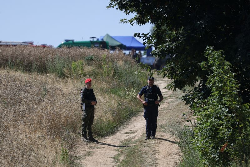 Патрульні на ґрунтовій дорозі неподалік місця падіння ракети