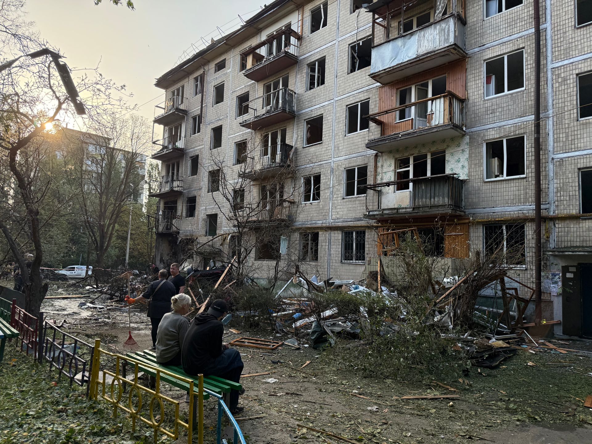 Дитячий майданчик серед уламків і зруйнованих будівель після удару по Києву