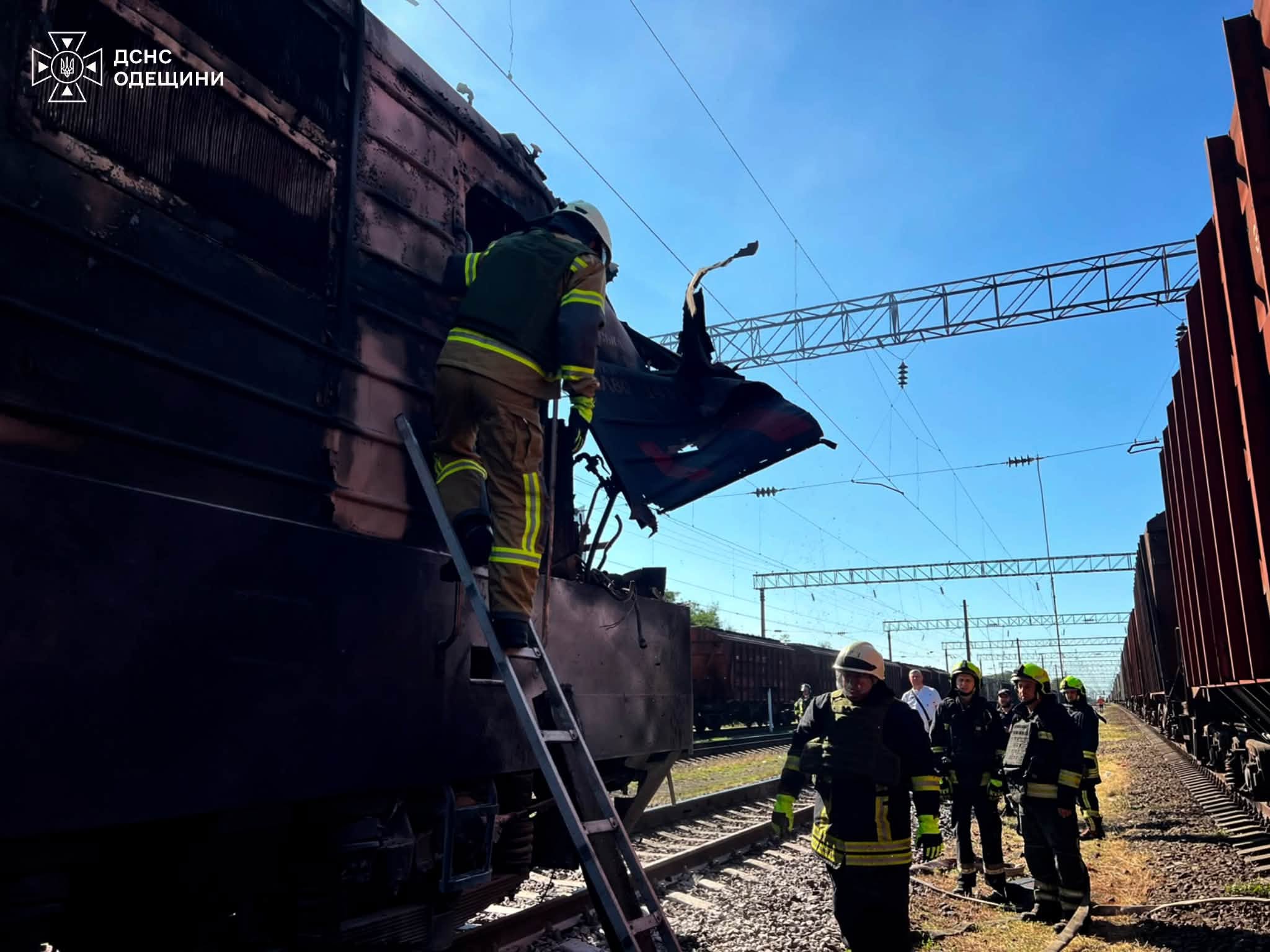 Рятувальник на вагоні під час ліквідації наслідків удару по потягу
