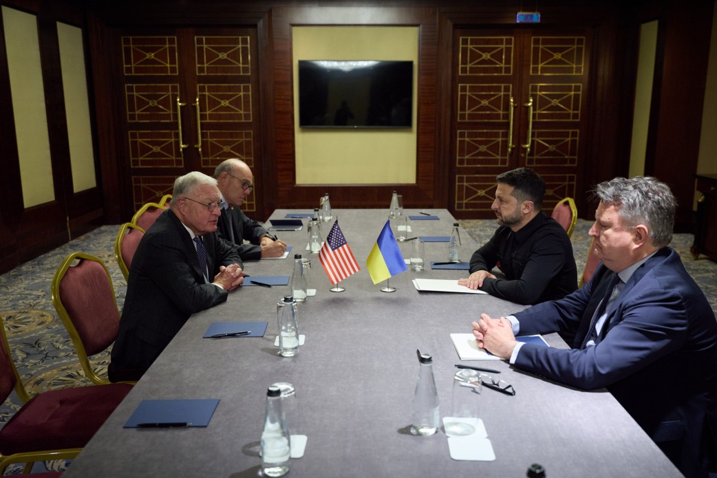 Зеленський і Келлоґ під час зустрічі за столом переговорів у Києві, 22 серпня 2026