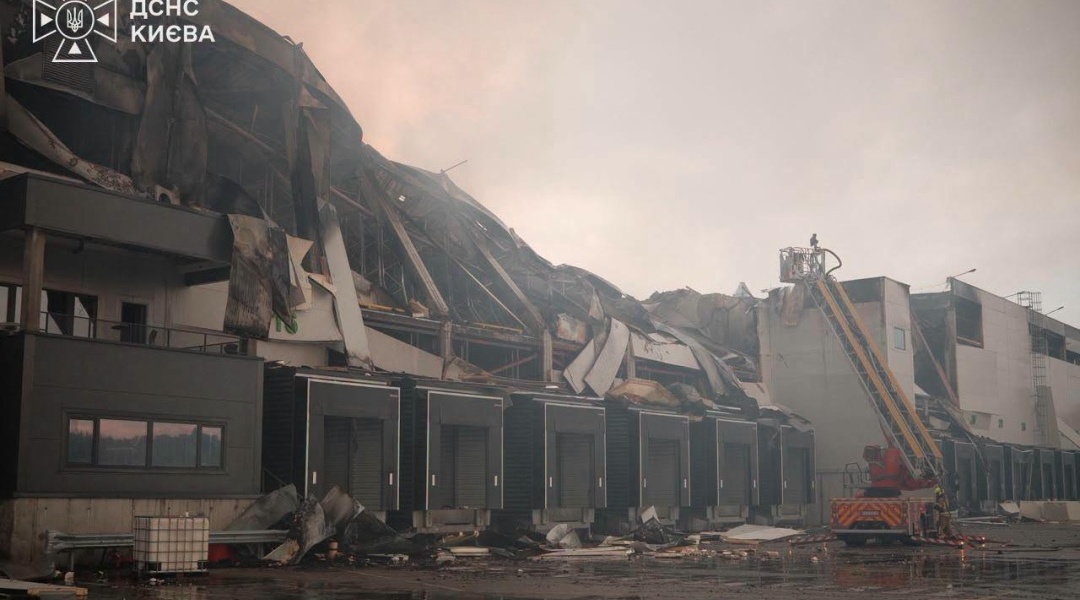 Наслідки ракетного удару по логістичному терміналу в Києві — обвалений дах, рятувальники працюють на місці
