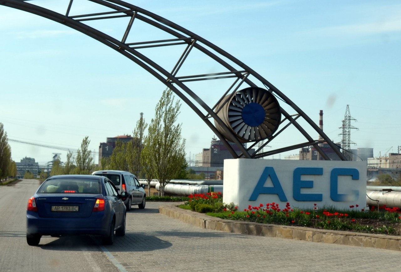 В'їзд на територію Запорізької атомної електростанції з реакторними будівлями на задньому плані