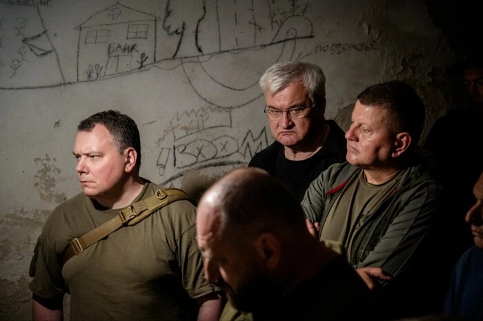 Учасники наради послів оглядають пошкоджений внаслідок російського удару об'єкт у Лук'янівському районі Києва, 3 серпня 2026 року