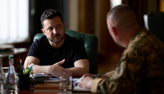 Президент Володимир Зеленський під час розмови з військовим у робочому кабінеті