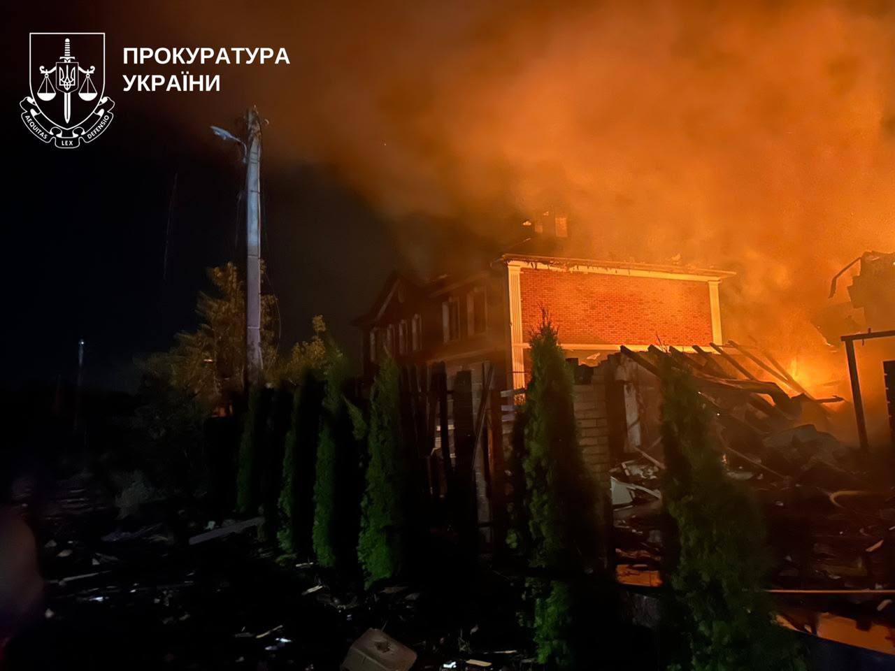 Пошкоджений цегляний будинок унаслідок нічного російського удару по Київщині, 8 серпня 2026 року