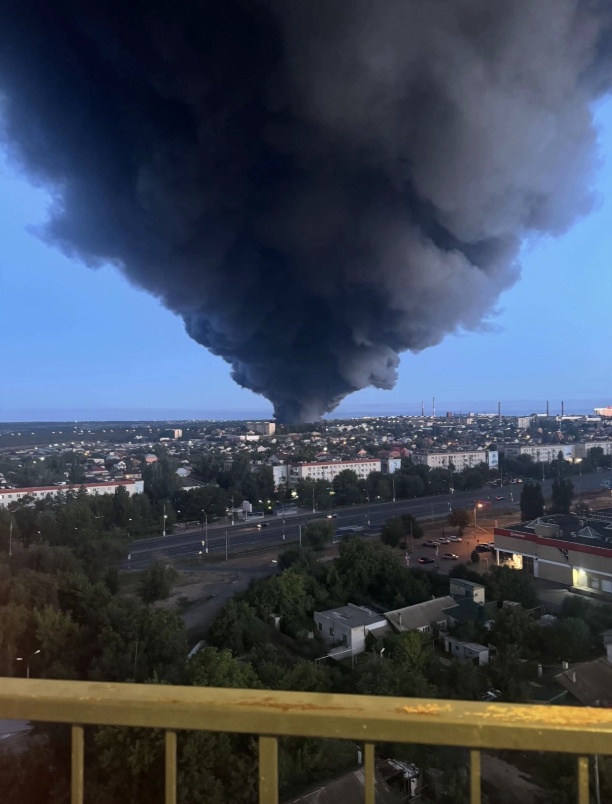 Дим над житловими кварталами Волгограда в сутінках після удару по НПЗ