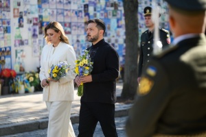 Президент Зеленський і перша леді Олена Зеленська покладають квіти до Стіни пам'яті загиблих захисників у Києві в День Незалежності