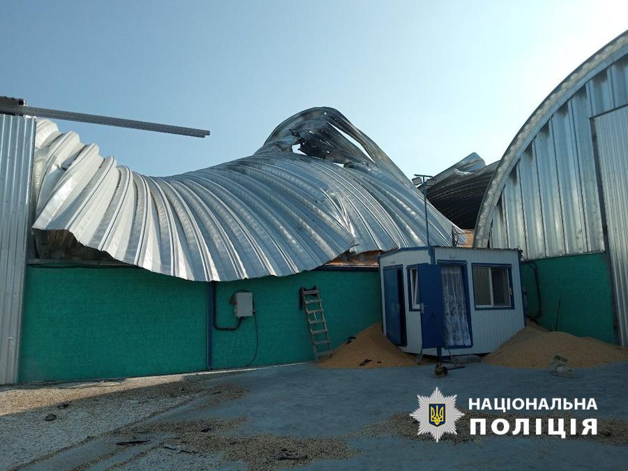 Архівне фото: пошкоджений дах зерносховища в порту Ізмаїл після одного з попередніх ударів