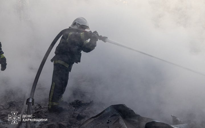 Рятувальник у густому диму на місці пожежі в Харкові