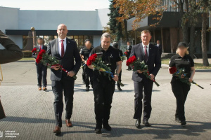 Українці покладають квіти в пам'ять про загиблих захисників у День Незалежності