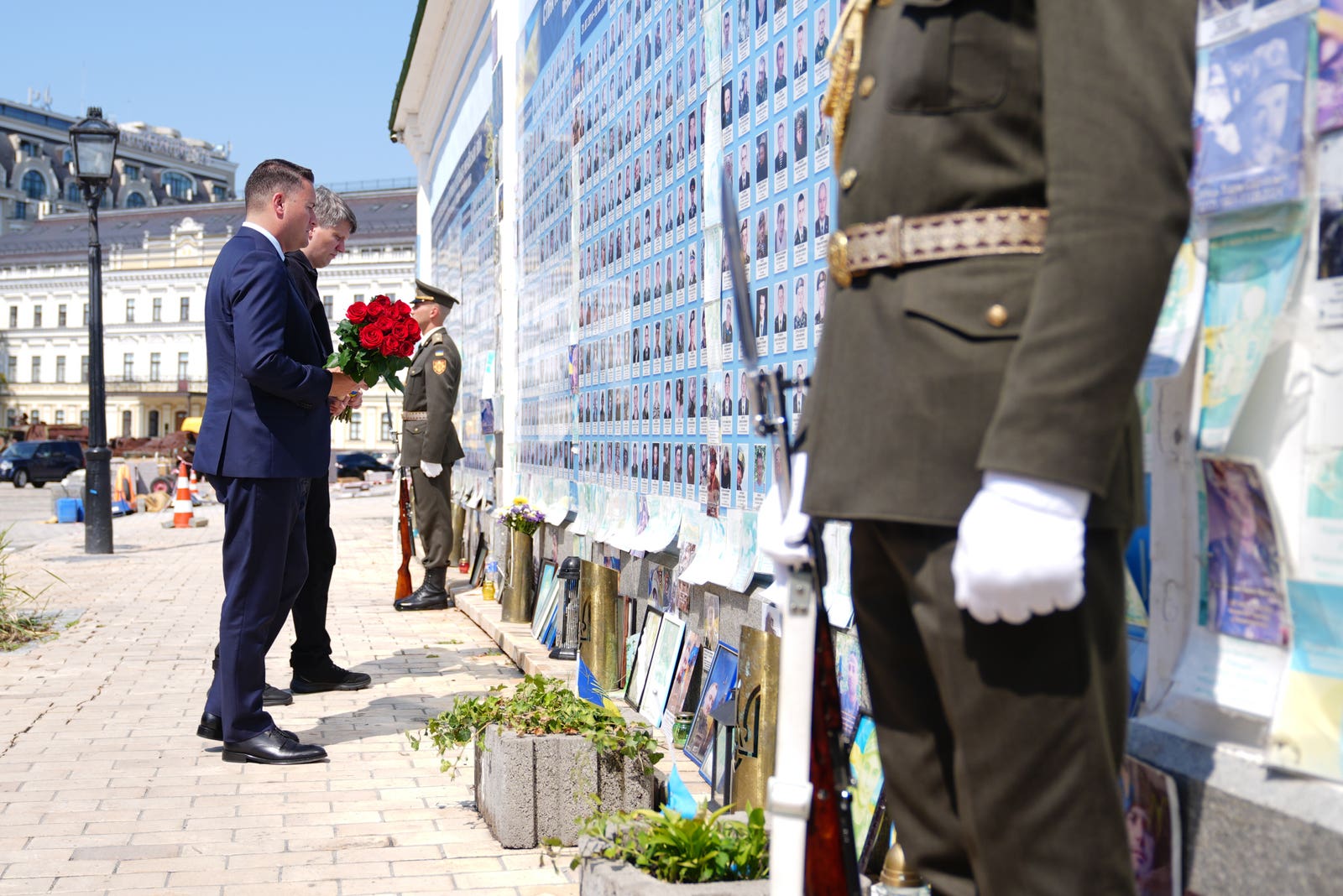 Стріттінг покладає квіти на Стіні пам'яті