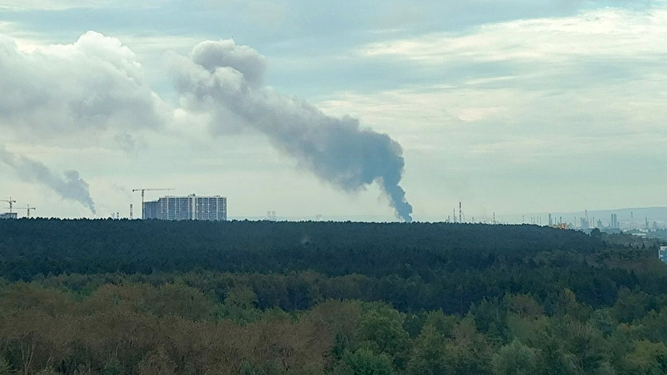Дим піднімається над НПЗ «Лукойл-Пермнефтеоргсинтез» у Пермі 21 серпня 2026 року