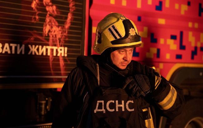 Рятувальник ДСНС на місці нічної пожежі після удару по портовій інфраструктурі