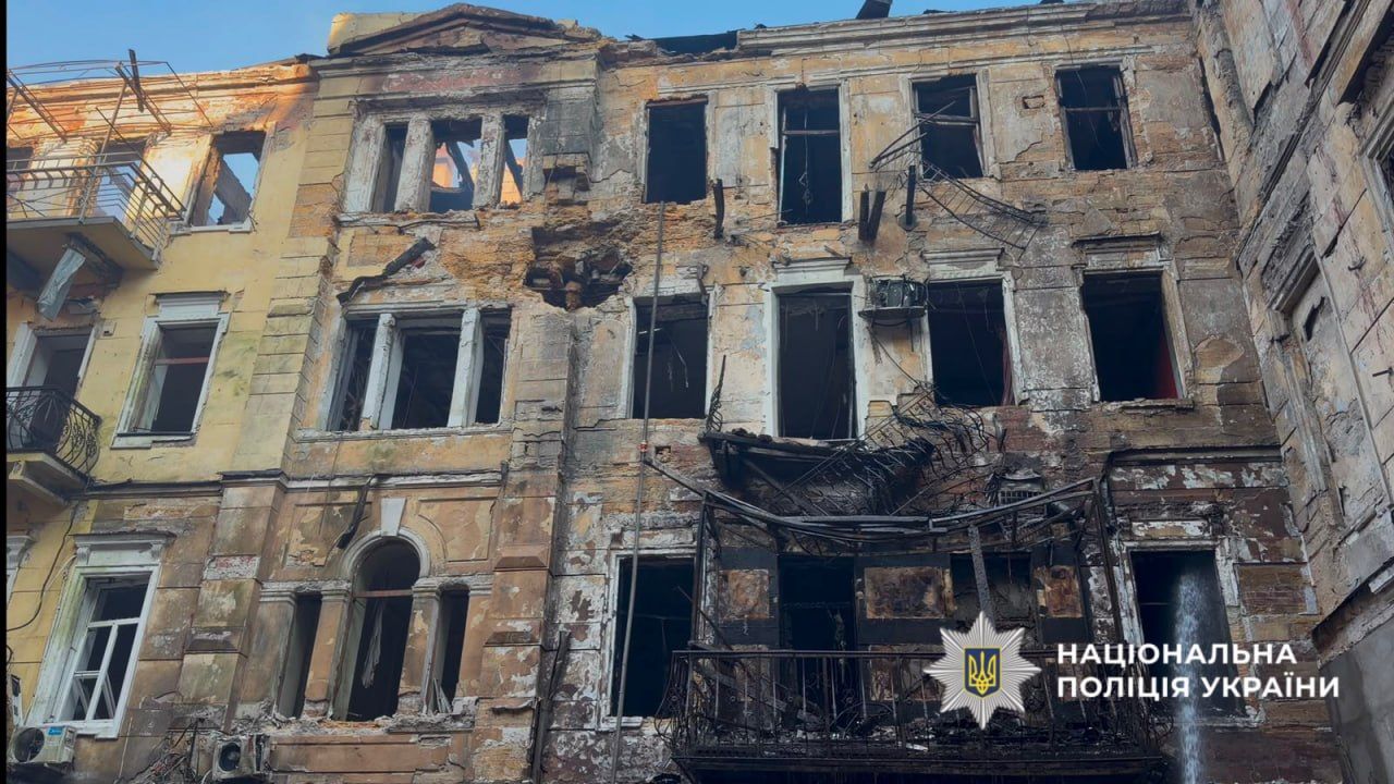 Поліція документує пошкодження історичної будівлі в Одесі вдень після атаки
