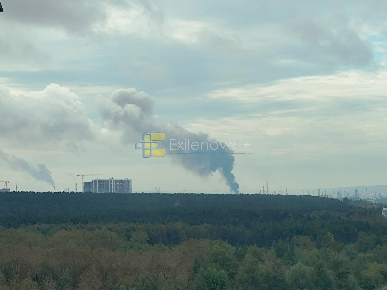 Родина на тлі херсонського міського пейзажу, ілюстративне фото