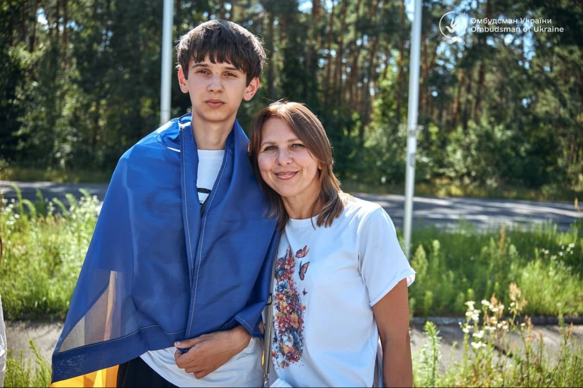 Підліток, повернутий з окупації, обіймається з матір'ю