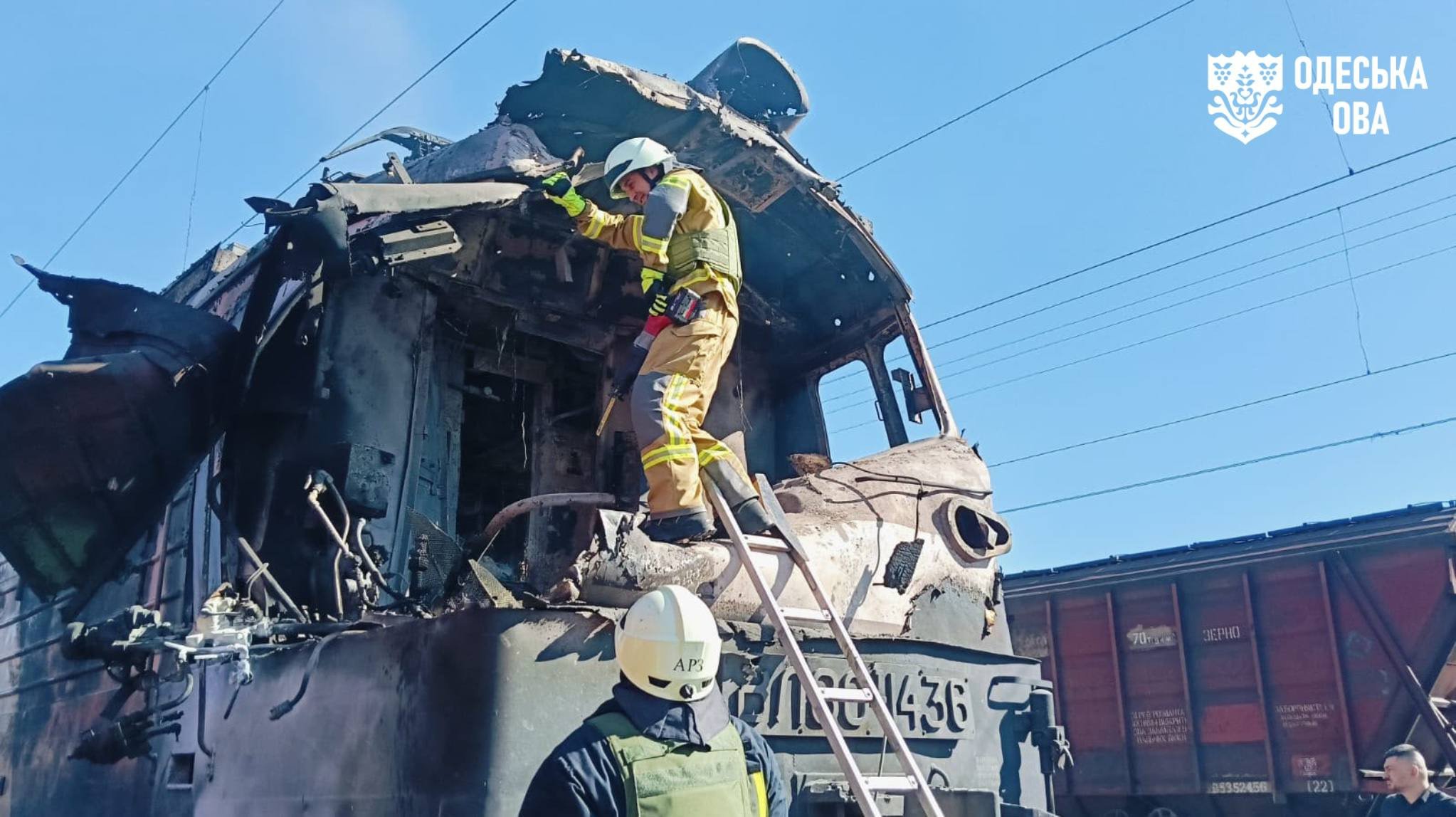 Рятувальник оглядає пошкоджену кабіну локомотива після удару дрона