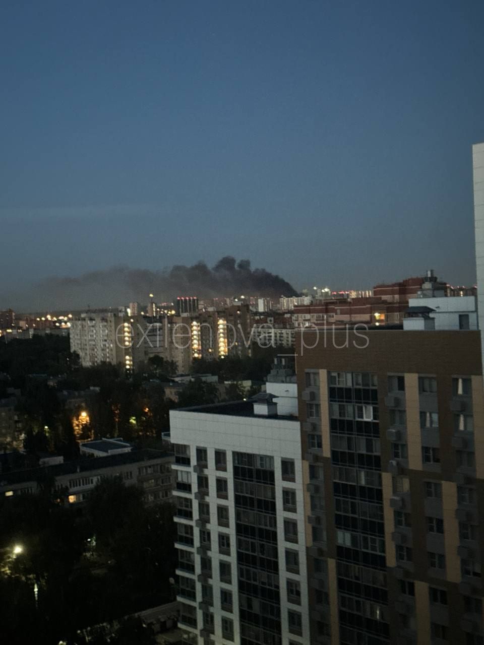 Густий чорний дим здіймається над Московською областю після нічної дронової атаки України, 18 серпня 2026 року