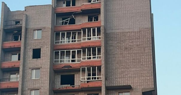 Багатоповерхівка з розбитими вікнами та пошкодженими балконами після удару по Дніпропетровщині