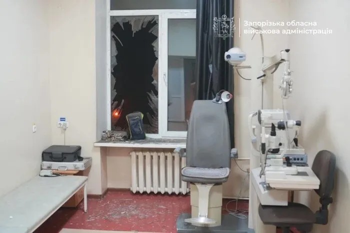 Кабінет із розбитим вікном у дитячій лікарні Запоріжжя після удару