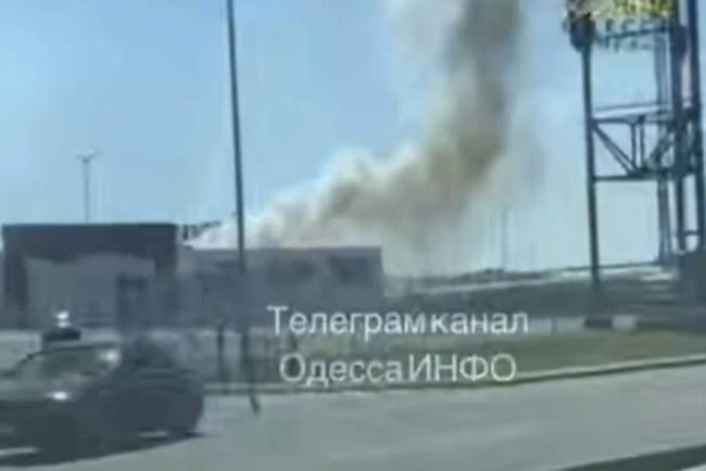 Військовий транспорт неподалік місця удару дрона під Одесою