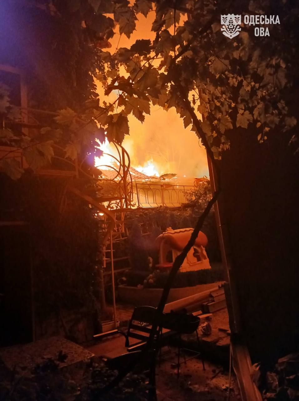 Пожежа у житловому дворі в іншому районі Одеси тієї ж ночі