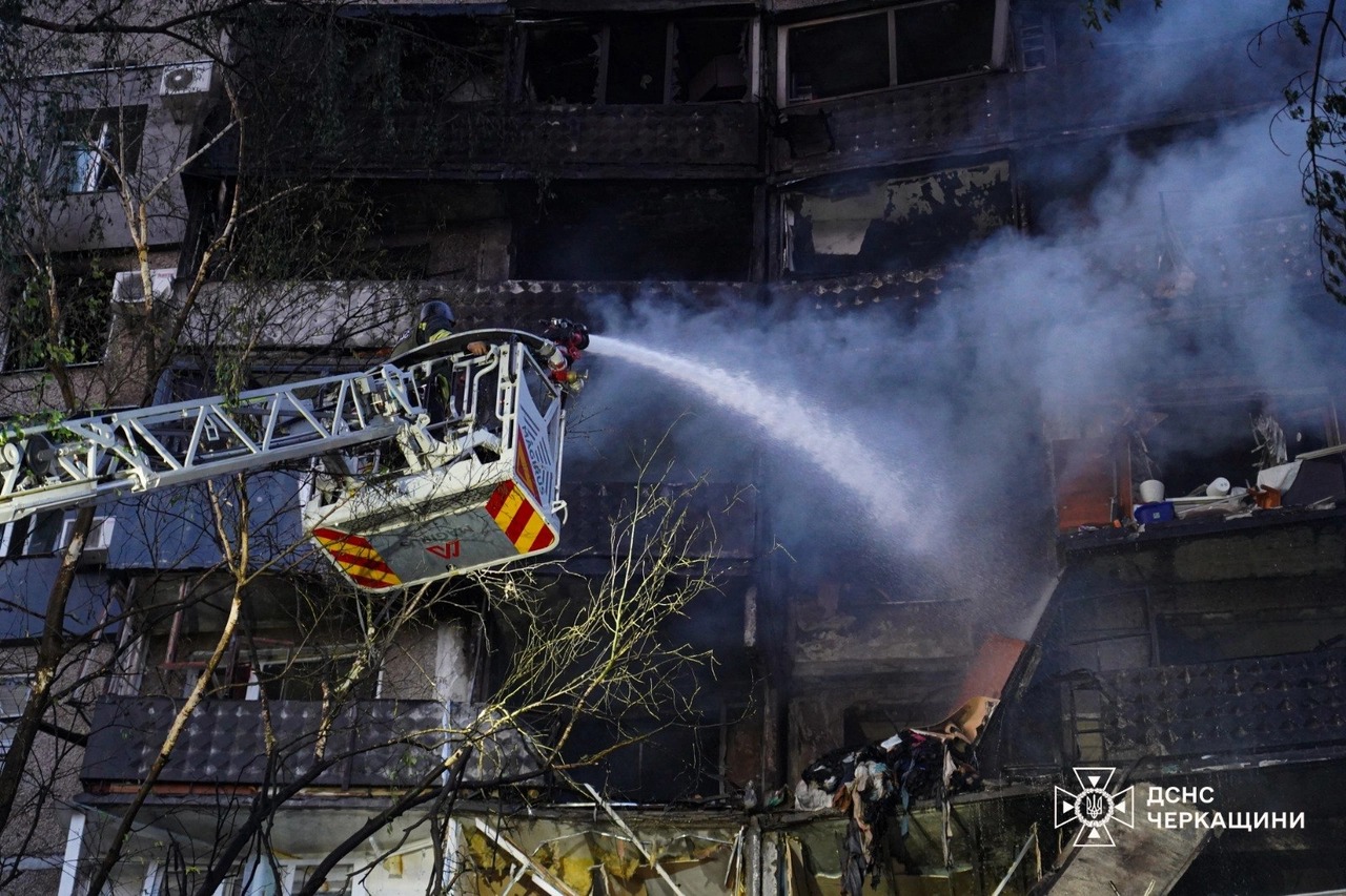 Рятувальник ДСНС гасить пожежу в багатоповерховому будинку, пошкодженому дроном на Черкащині (ілюстративне фото попереднього інциденту в регіоні)