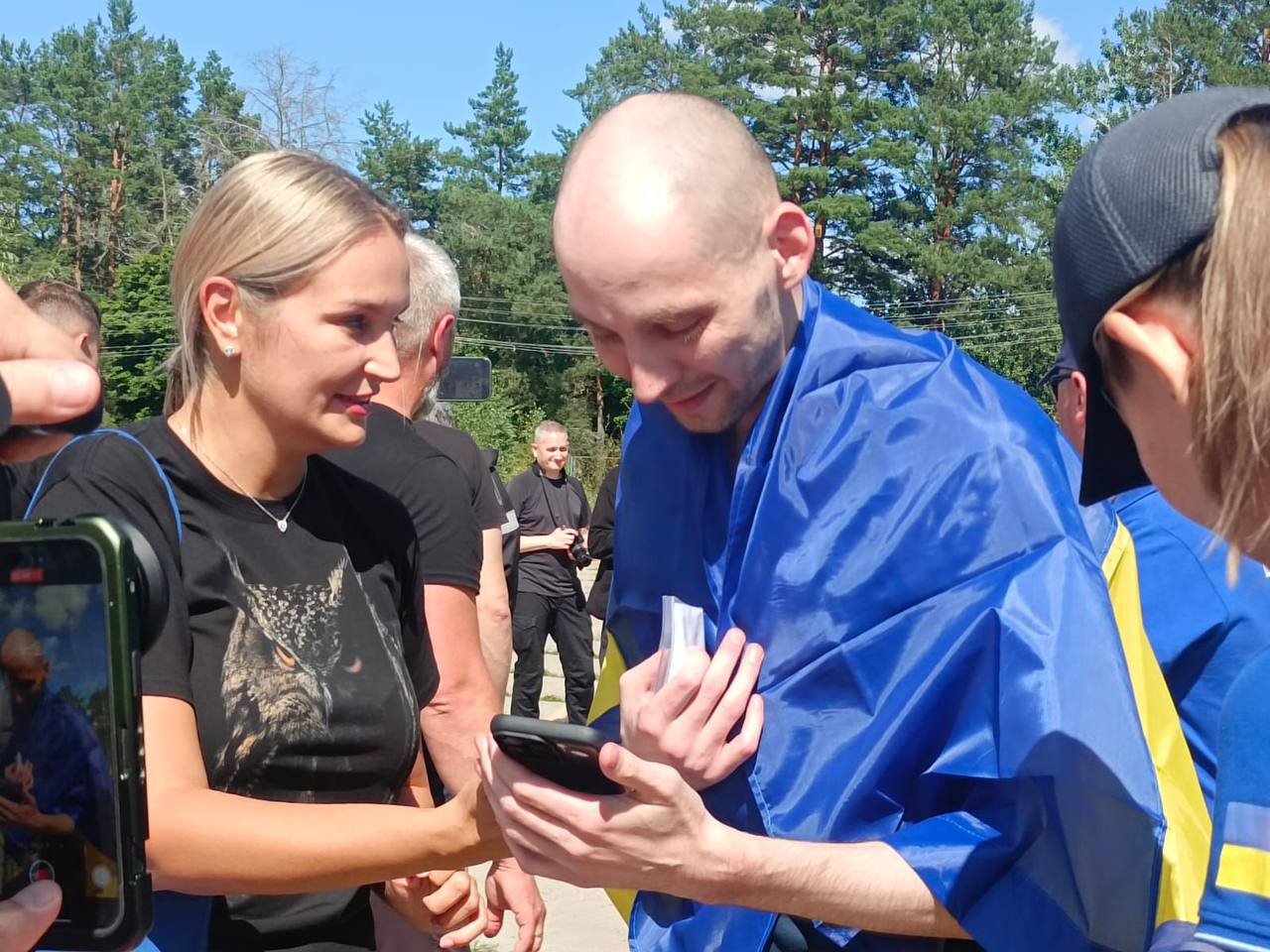Родина зустрічає звільненого українця, загорнутого у прапор