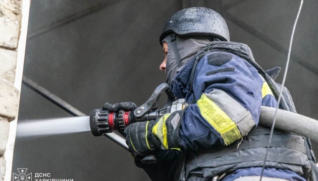 Рятувальник ДСНС Харківщини гасить пожежу після нічного удару дронів