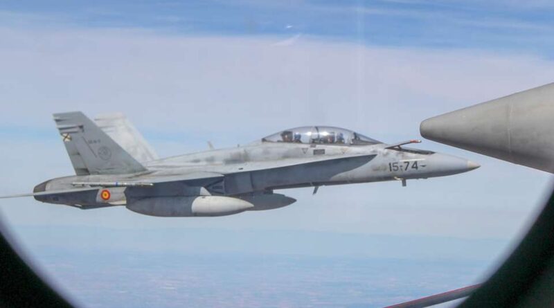 Винищувач F-18 Hornet Військово-повітряних сил Іспанії в польоті