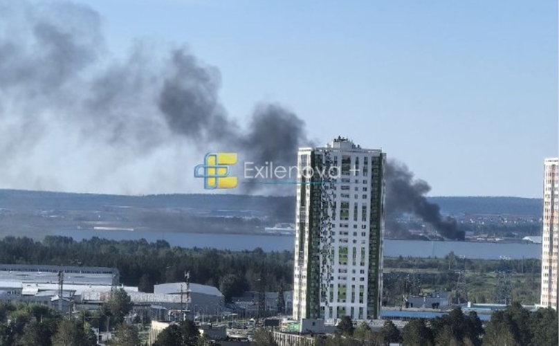 Дим над Єкатеринбургом видно з житлового району на іншому березі річки, 7 серпня 2026 року