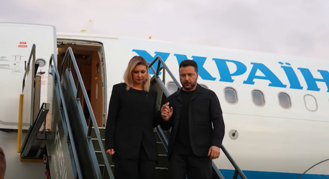President Zelensky and First Lady Olena Zelenska descend the aircraft steps upon arrival in Norway