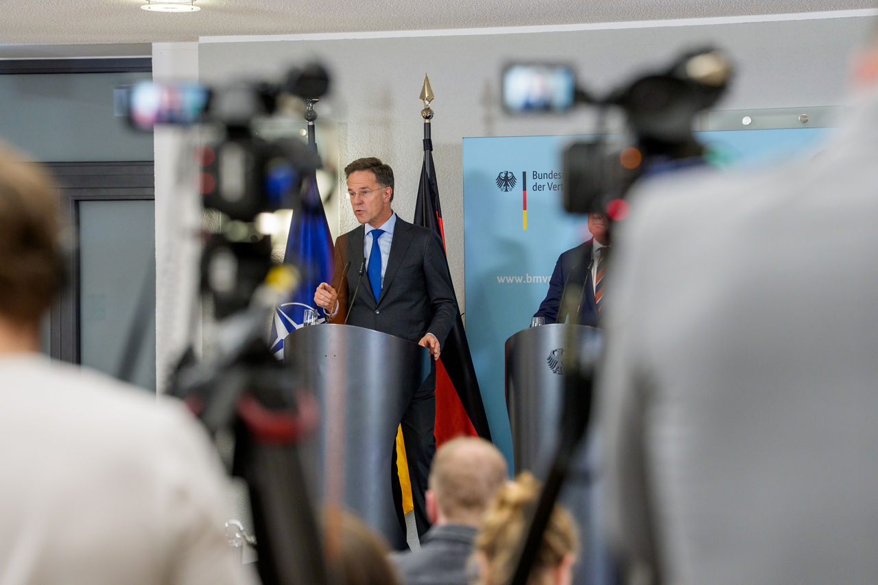 Марк Рютте спілкується з журналістами після засідання Контактної групи з питань оборони України