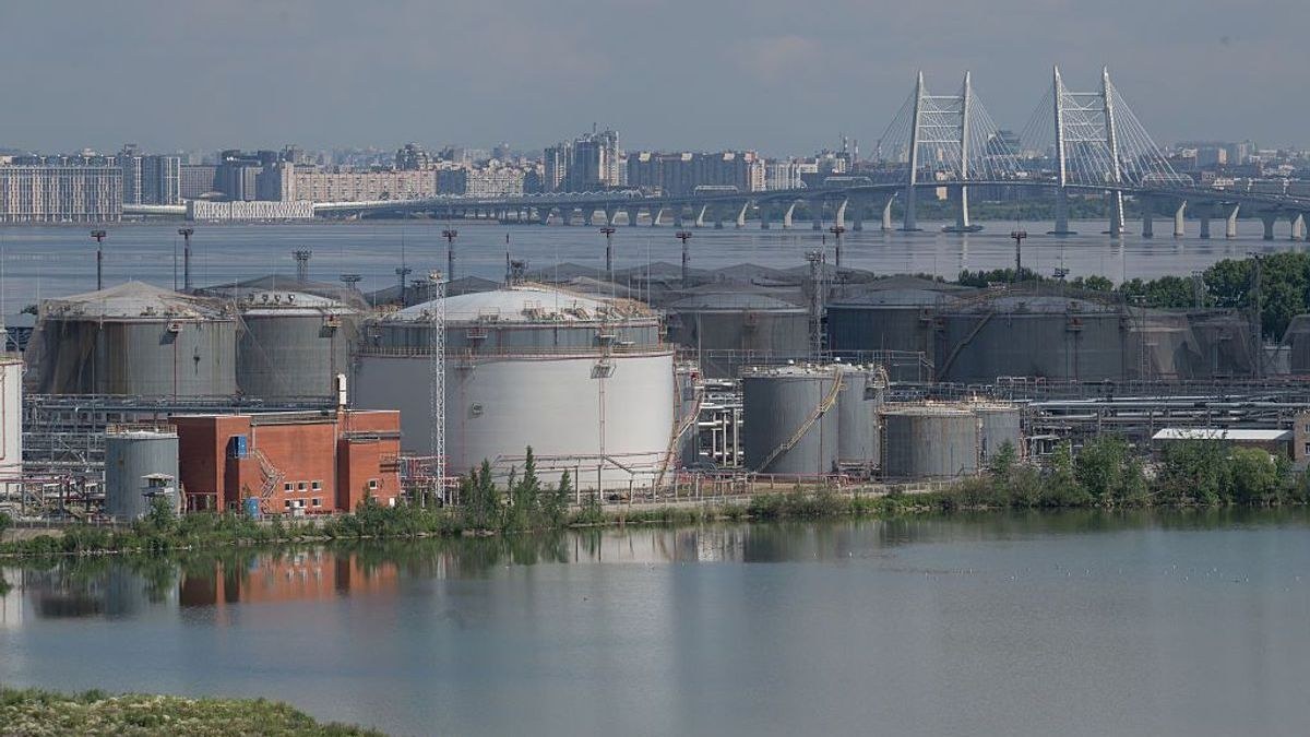Illustrative photo: oil infrastructure on the outskirts of a large Russian city