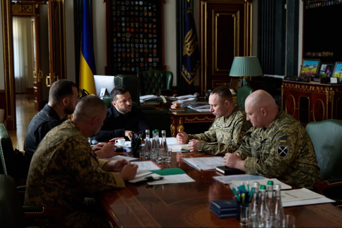 Зеленський на нараді з військовим командуванням у своєму кабінеті