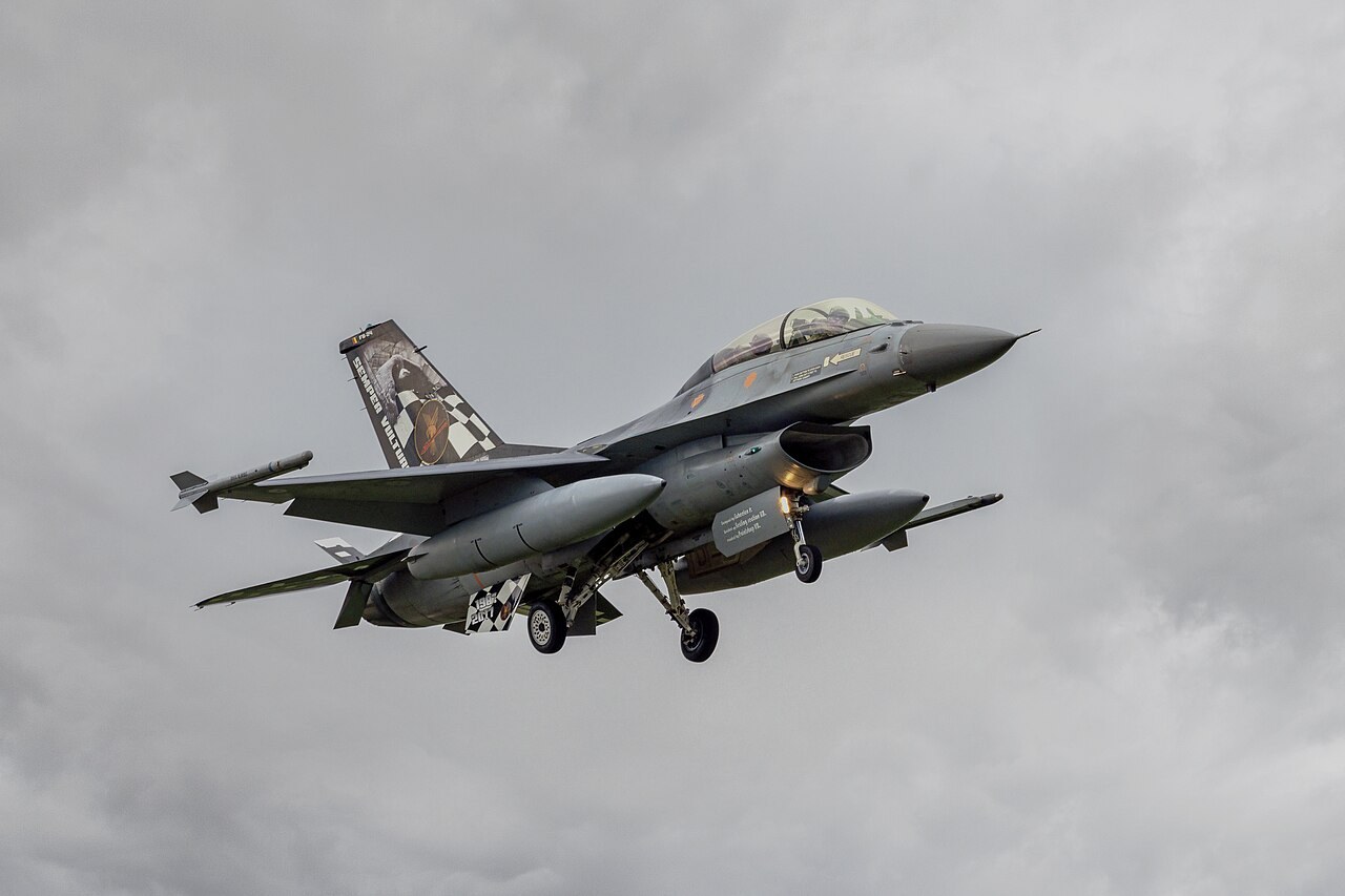 Illustrative photo: a Belgian F-16 on approach to land