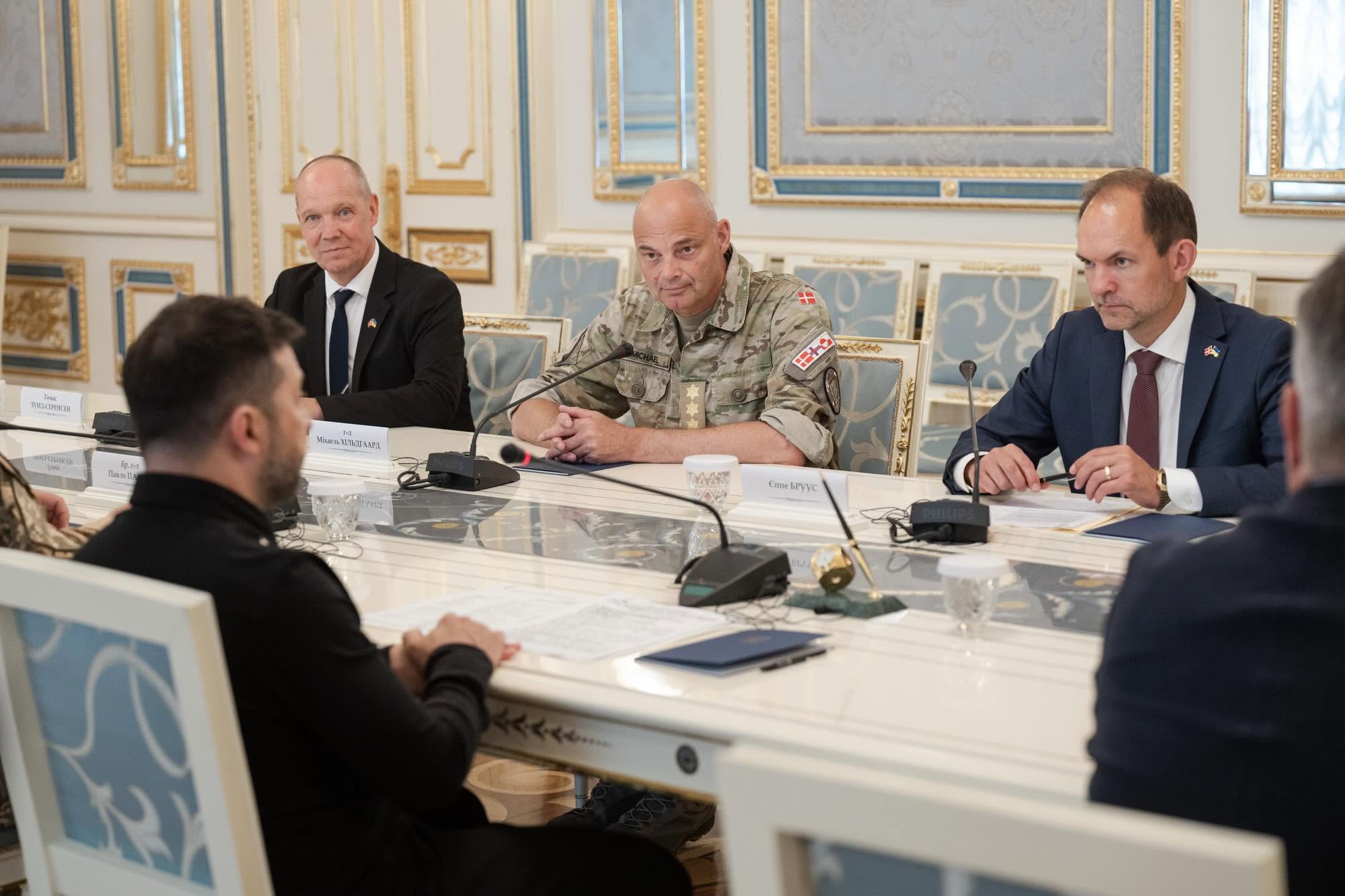 Данська та українська делегації обговорюють оборонну співпрацю за столом переговорів