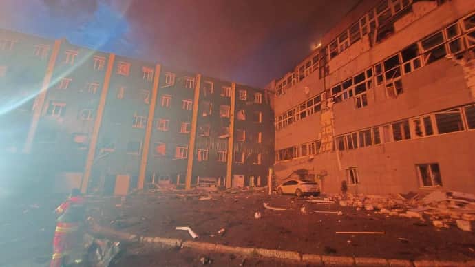 Наслідки удару дрона в Київському районі Харкова