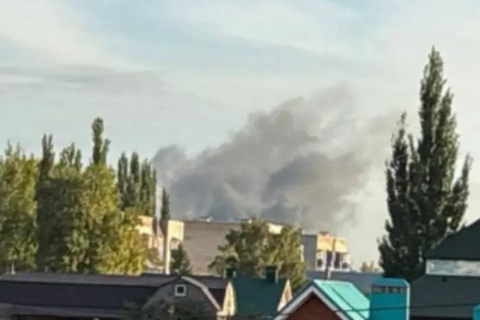Дим над дахами Стерлітамака після удару по промисловій зоні, 4 вересня 2026 року