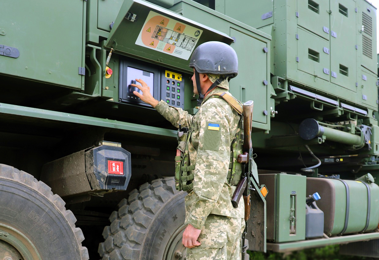 Український військовослужбовець за пультом керування IRIS-T SLM