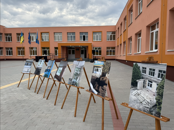 Фотостенди з наслідками пошкоджень встановлені біля відбудованої школи