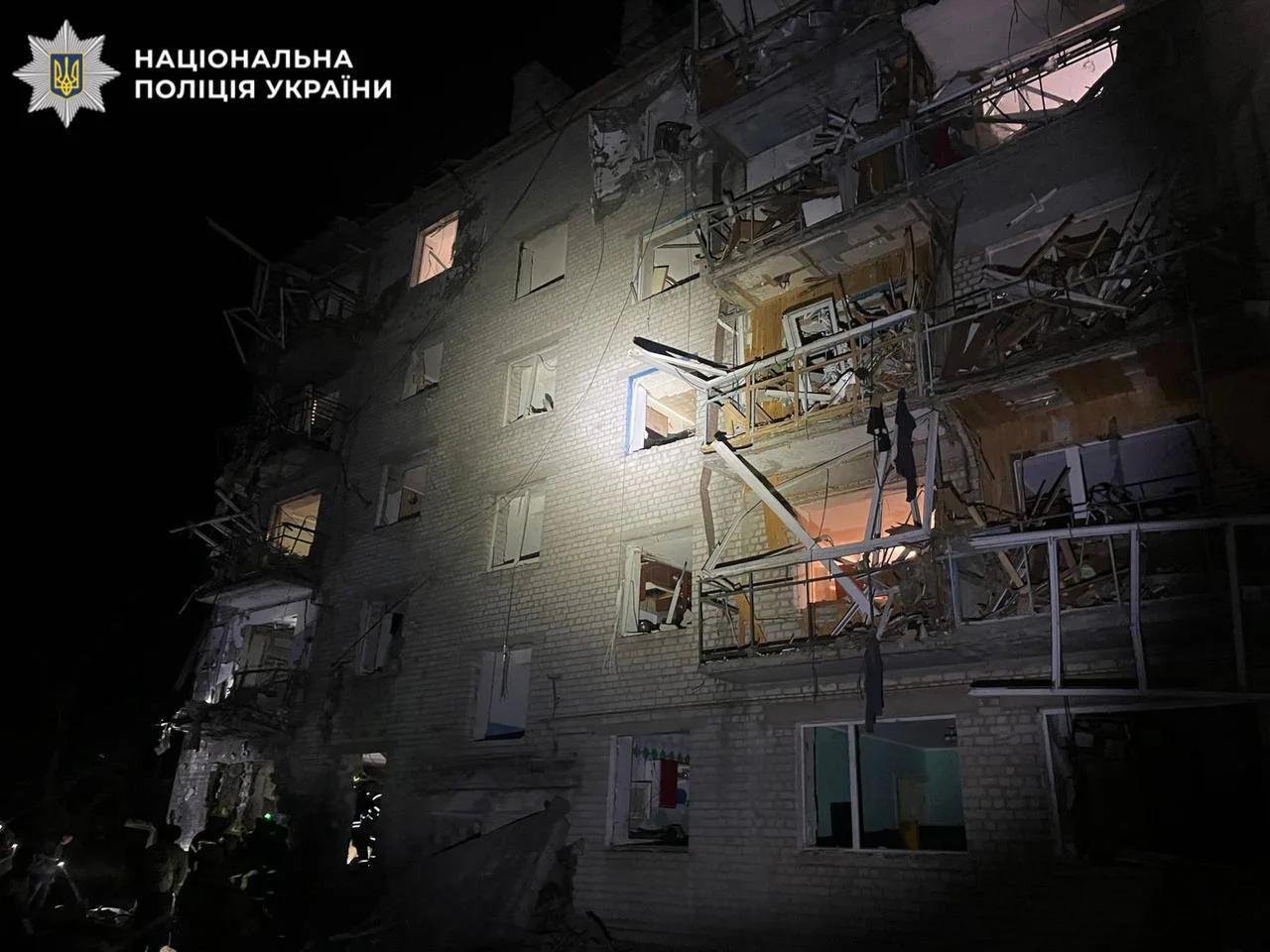 Рятувальники та поліція працюють на місці зруйнованого будинку
