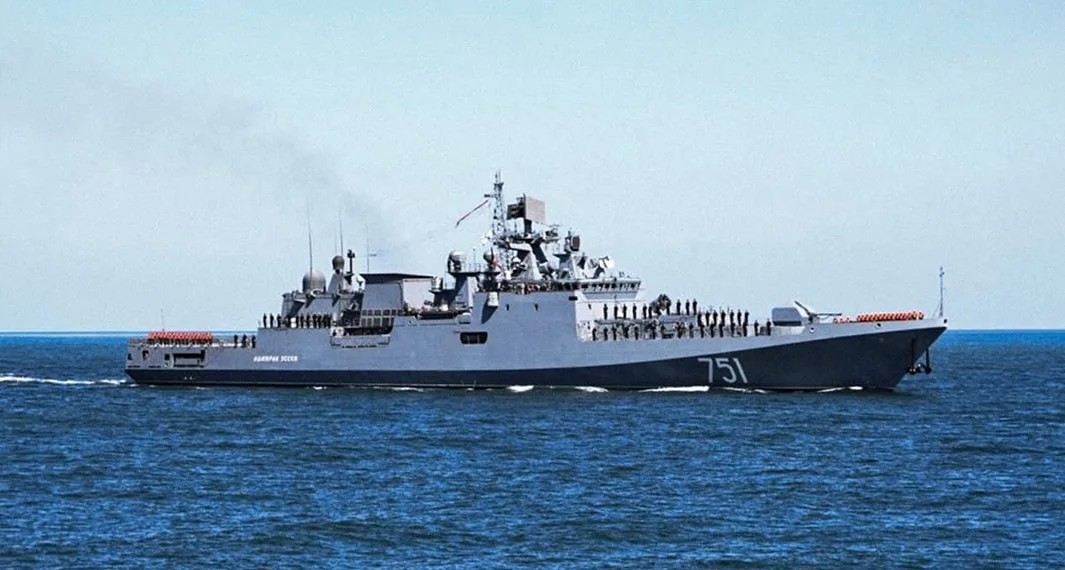 Фрегат «Адмірал Ессен» у морі (архівне фото, зроблене до удару — для ілюстрації типу корабля)