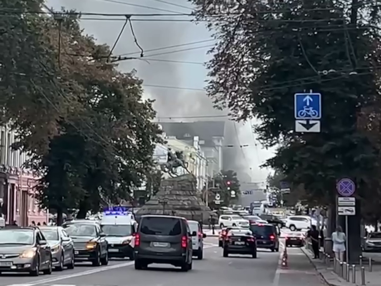Дим піднімається над центром Києва одразу після удару по будівлі СБУ на Володимирській, вересень 2026