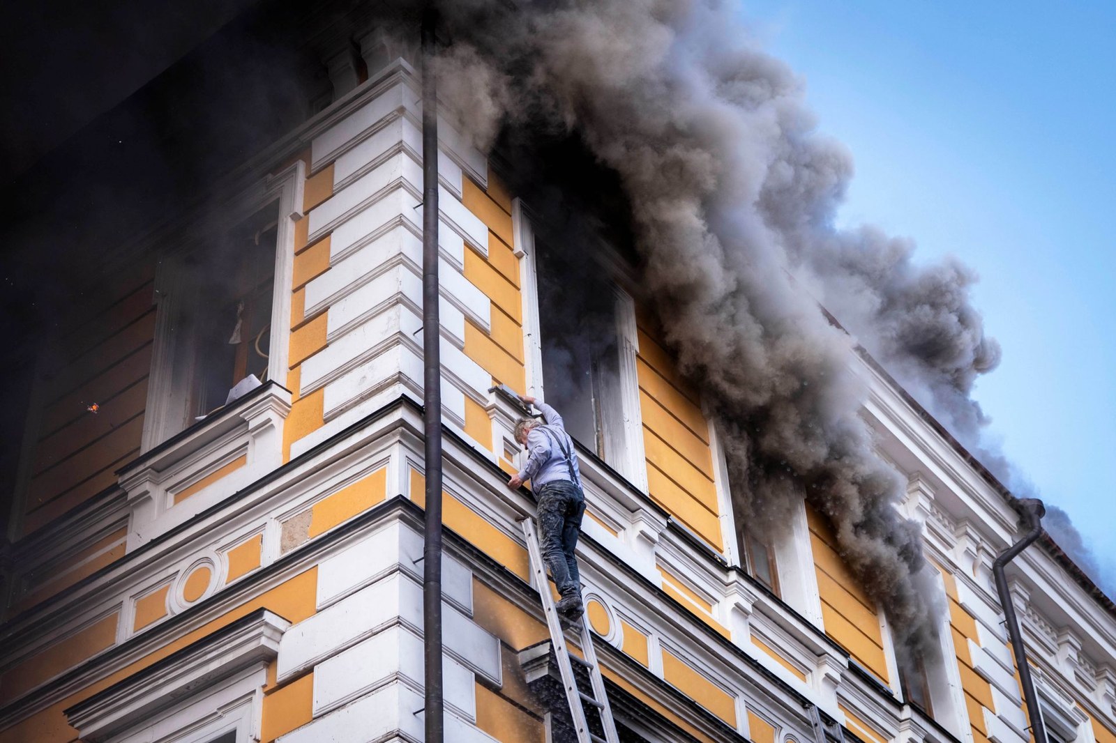 Illustrative photo: rescue work in a building after a strike
