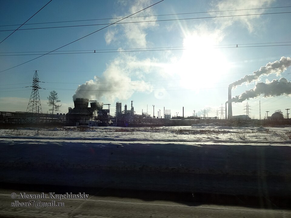 Illustrative photo: an oil-refining industrial facility in Russia
