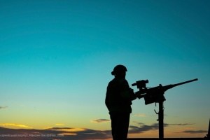 Illustrative photo: a Ukrainian soldier with an anti-drone weapon against an evening sky