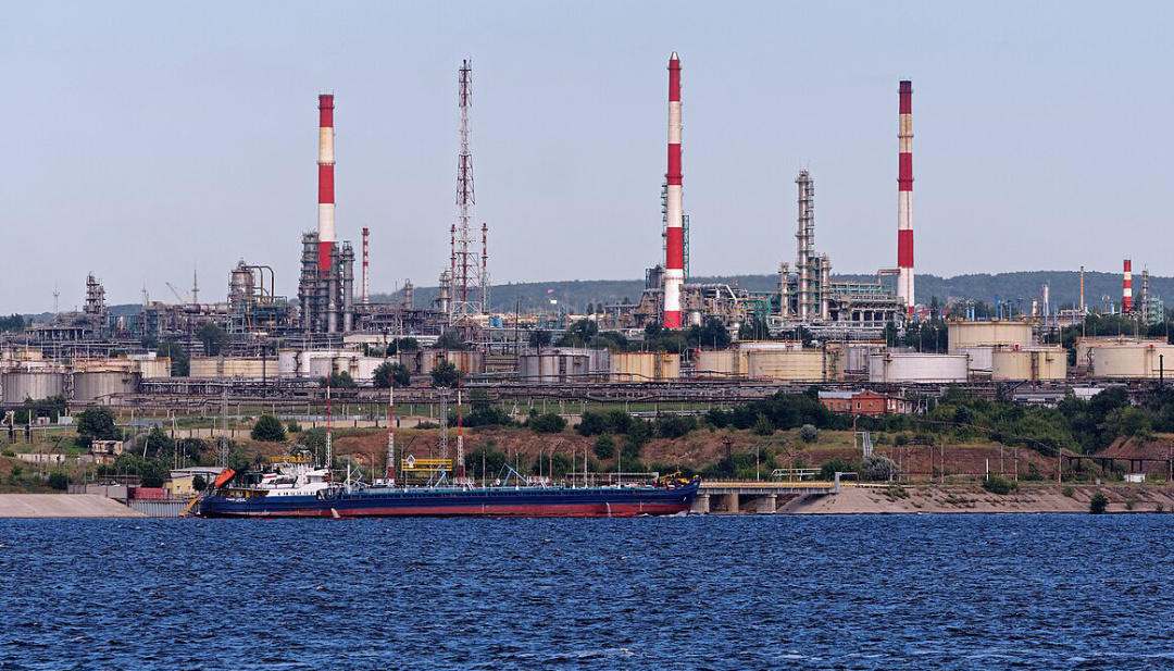 Саратовський нафтопереробний завод удень, вигляд з боку річки