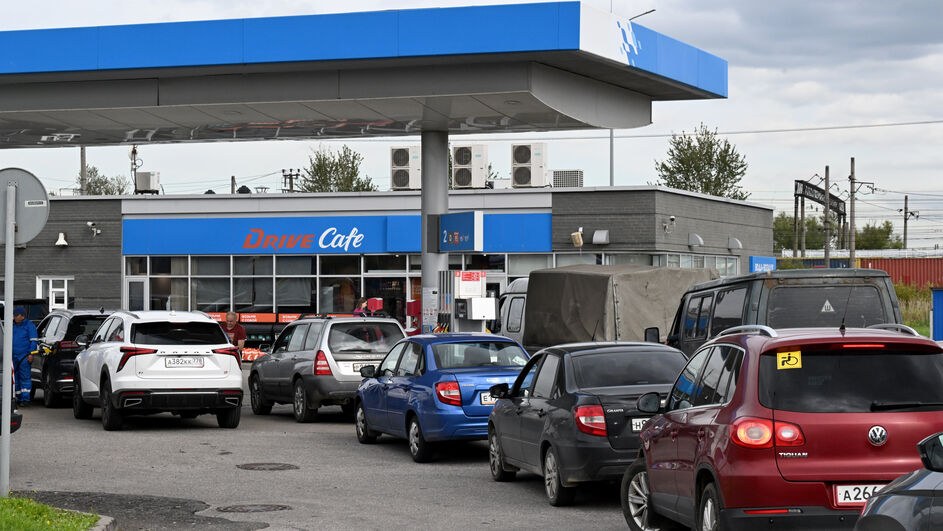 Illustrative photo: a queue of cars at a Russian filling station during fuel shortages
